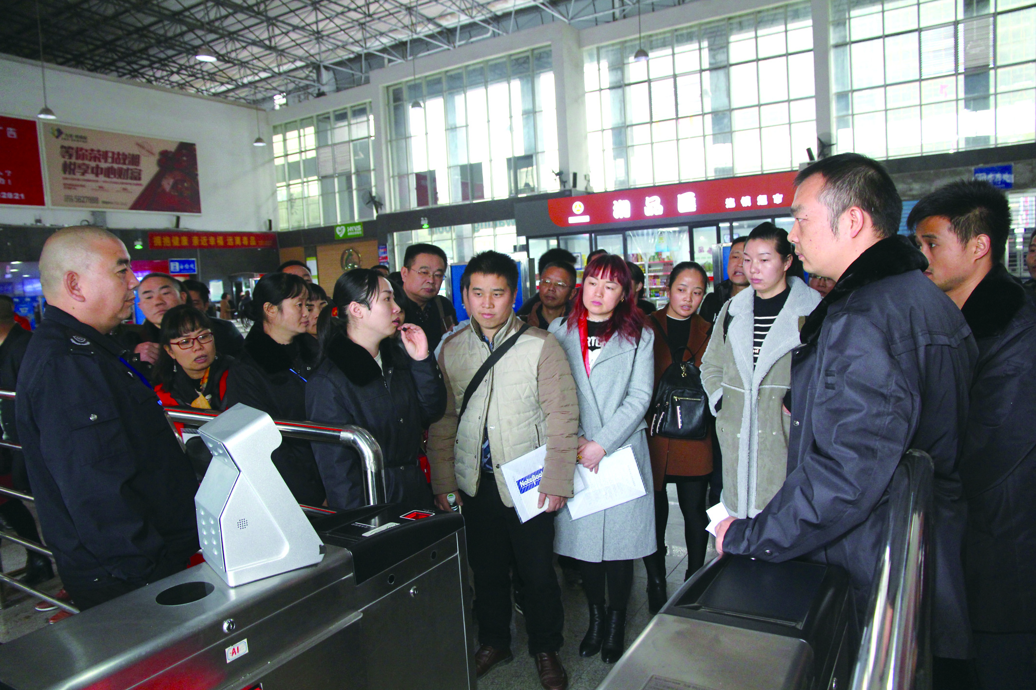 圖為培訓(xùn)人員在市汽車(chē)北站現(xiàn)場(chǎng)觀摩