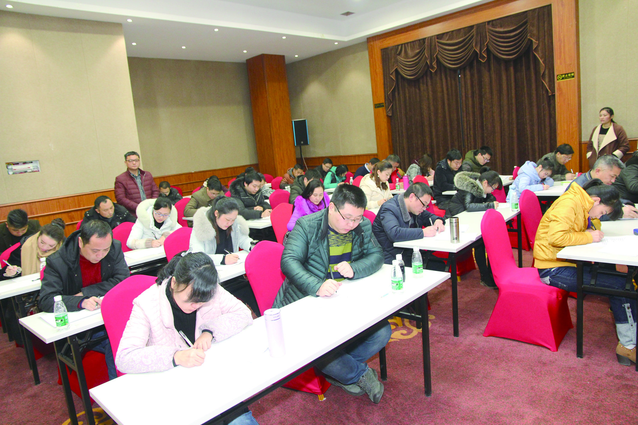 1月15日，42名基層骨干正在認真答題