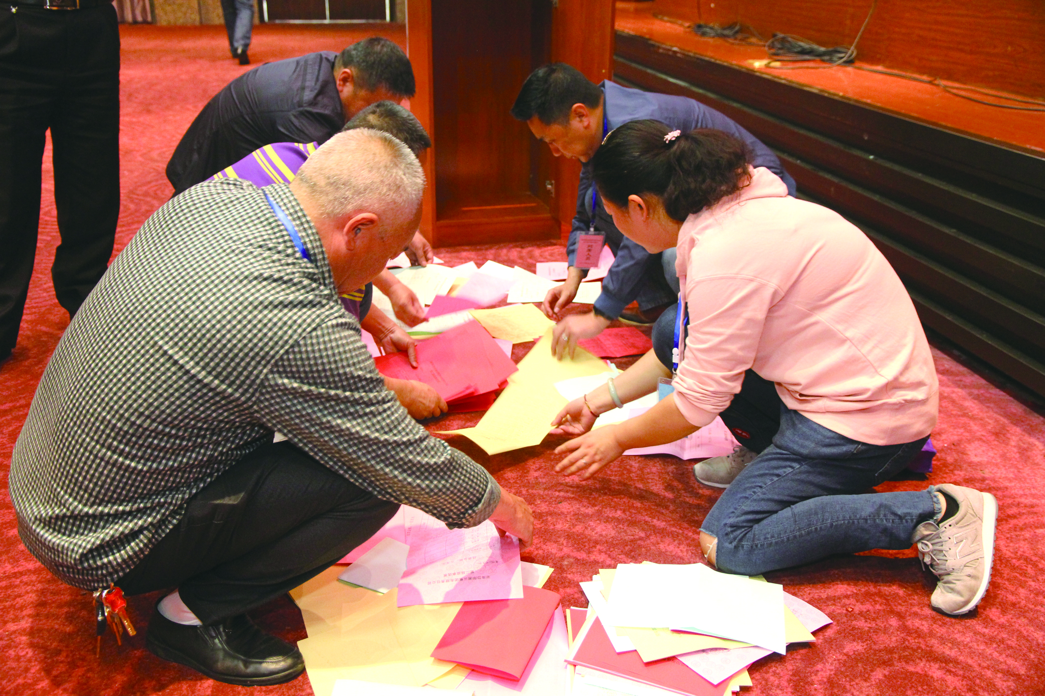 圖為工作人員在仔細(xì)清理選票。