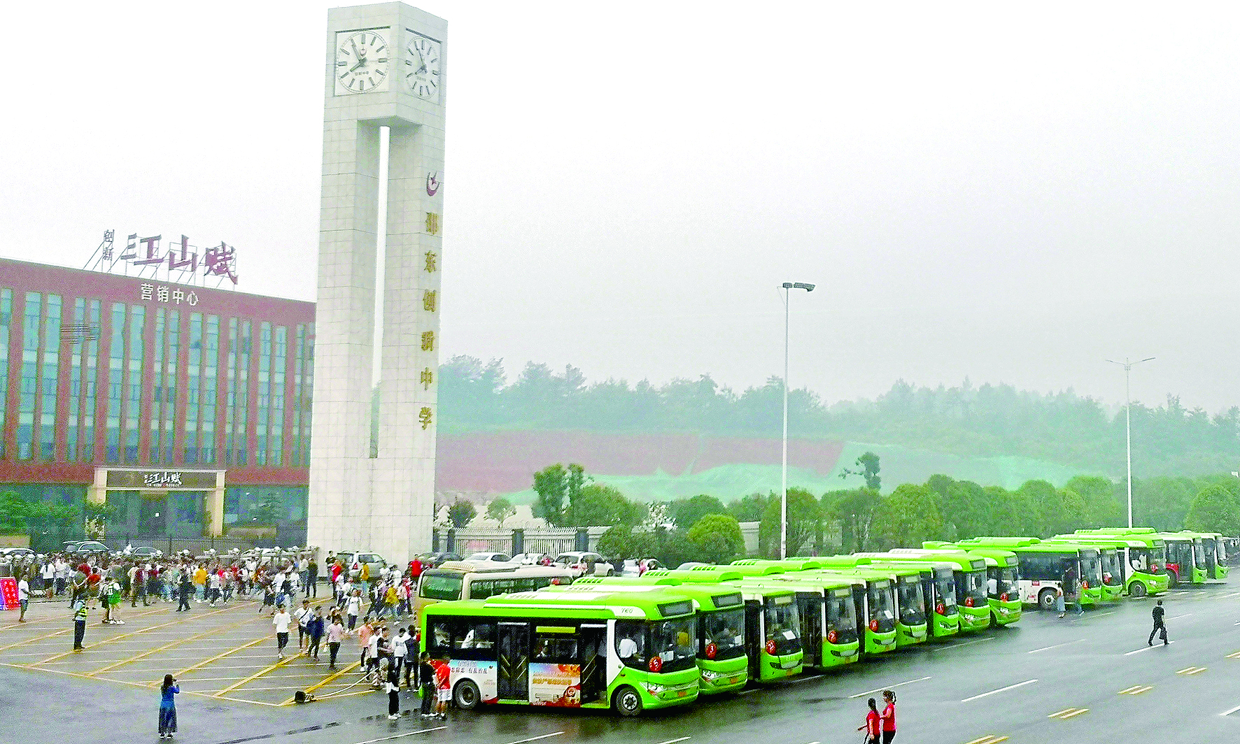 愛心送考 多方給力 邵東公汽 （尹向連報(bào)道） 為認(rèn)真貫徹落實(shí)邵東縣高考交通運(yùn)輸保障工作會(huì)議精神，確保2019年高考接送工作安全、平穩(wěn)、萬無一失，邵東公汽公司領(lǐng)導(dǎo)未雨綢繆，提前要求車隊(duì)做好應(yīng)急預(yù)案。高考前夕，該公司對全部運(yùn)營車輛進(jìn)行安全檢查；對駕駛員進(jìn)行培訓(xùn)教育，加強(qiáng)了路檢路查，加大了對“三品”的檢查力度；要求所有的駕駛員“無聲”駕駛，特別是在靠近考點(diǎn)位置，嚴(yán)禁公交車鳴笛，并調(diào)低了報(bào)站聲音，在調(diào)度中心后臺(tái)，循環(huán)發(fā)送降噪提醒，為考生營造一個(gè)安靜的考試環(huán)境。 同時(shí)，該公司就運(yùn)力安排、車輛安全、優(yōu)質(zhì)服務(wù)、照顧考生等方面做了全面部署，并協(xié)調(diào)交警就送考車輛行駛線路做了具體規(guī)劃。另規(guī)定高考期間，憑準(zhǔn)考證的考生與陪考家長可以一起免費(fèi)乘坐公交車。 據(jù)悉，本次共派出近100輛新能源純電動(dòng)公交車為5000多名莘莘學(xué)子提供接送服務(wù)，贏得了服務(wù)學(xué)校領(lǐng)導(dǎo)及家長的點(diǎn)贊。