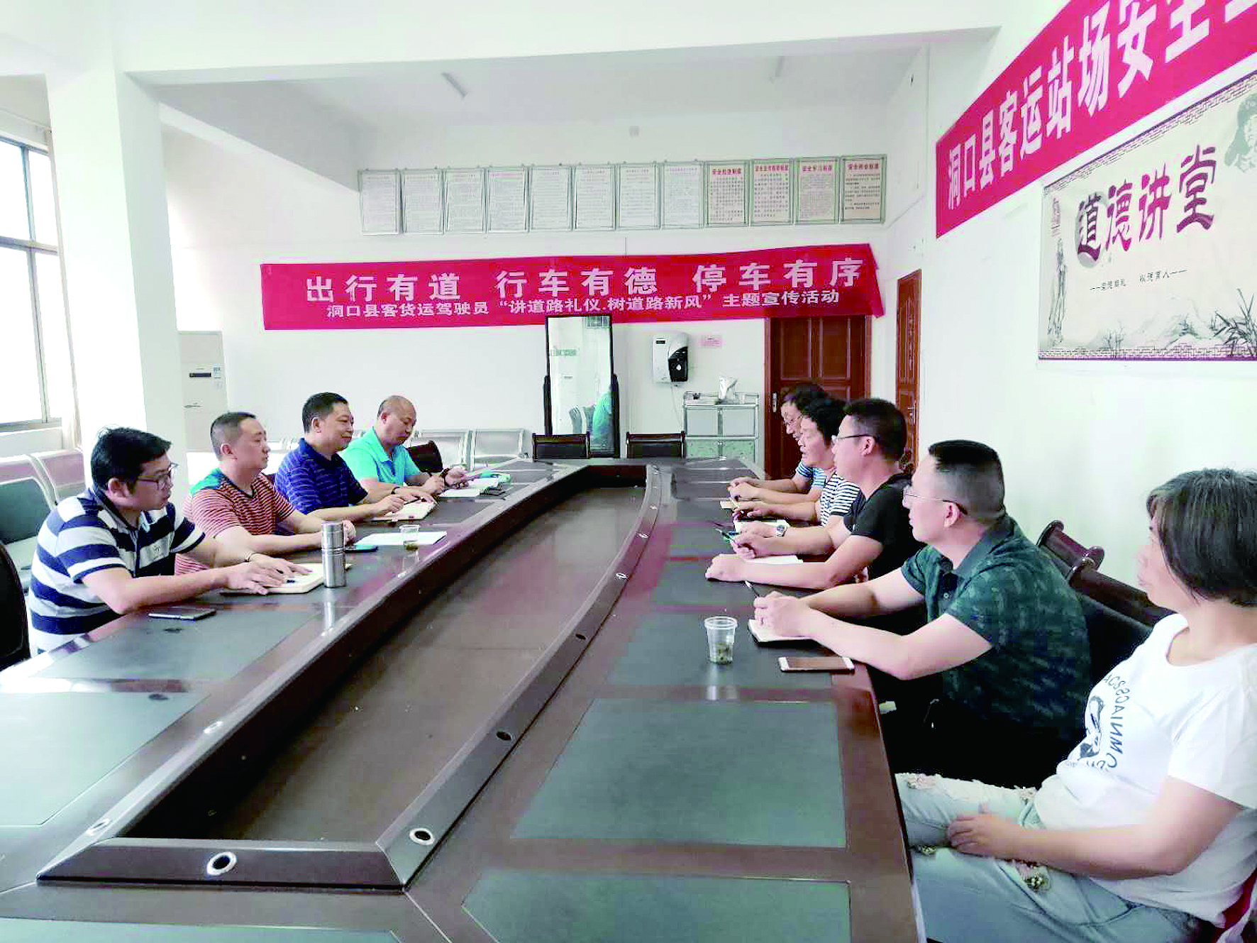 6月12日至13日，集團(tuán)公司董事、副總經(jīng)理唐新宇率辦公室、房產(chǎn)基建、企管部門負(fù)責(zé)人深入分公司就門面合同等事項(xiàng)進(jìn)行核查和清理，并對門面經(jīng)營狀況調(diào)研。據(jù)悉，兩天時(shí)間核對門面合同144份。 ? 為切實(shí)加強(qiáng)企業(yè)內(nèi)部管理，集團(tuán)公司決定對全司門面管理開展清理，成立集團(tuán)公司門面清理領(lǐng)導(dǎo)小組以抓好此項(xiàng)工作。圖為唐新宇（左二）在洞口客運(yùn)分公司部署相關(guān)工作。 祖冠 攝影報(bào)道