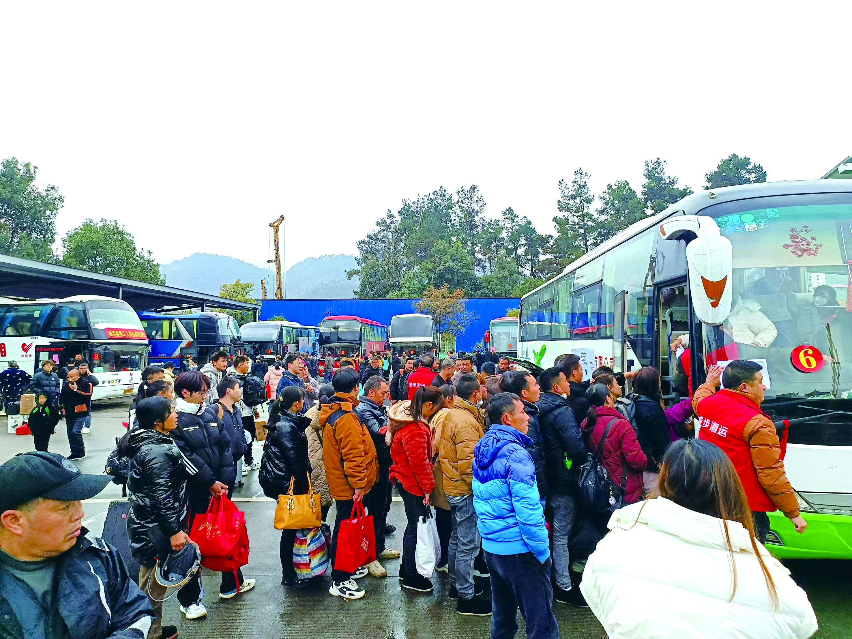 城步開行務(wù)工人員返鄉(xiāng)返崗免費(fèi)直通車 (方剛 李高雄報(bào)道) 城步開行務(wù)工人員返鄉(xiāng)返崗免費(fèi)直通車 (方剛 李高雄報(bào)道)